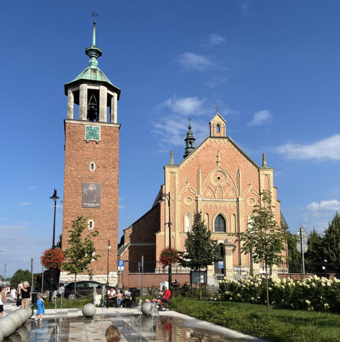 To najpiękniejsze średniowieczne miasto w Małopolsce. Leży obok Krakowa i olśniewa zabytkowym rynkiem