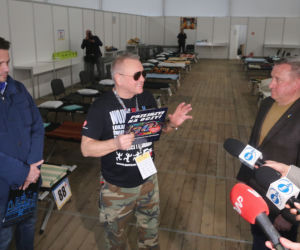 Zdjęcia z konferencji przy namiocie dla uchodźców przy Dworcu Wschodnim