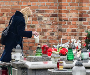 Monika Olejnik odwiedza grób rodziców