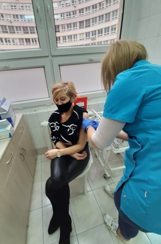 Trwa szczepienie medyków i pracowników DPS w Kaliszu. Mieszkańcy: "To wszystko idzie zbyt WOLNO!" [ZDJĘCIA]
