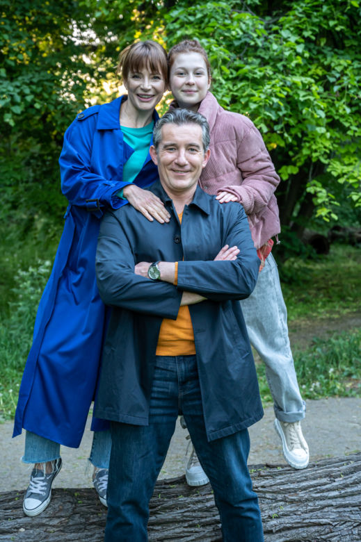 Lulu. Lulu (Anna Dereszowska), jej córka (Weronika Wachowska) i mąż (Przemysław Sadowski)