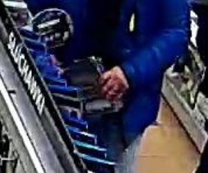 3 Policja w Łodzi poszukują złodzieja, który ukradł gry komputerowe i przenośne głośniki w jednym ze sklepów w Pasażu Łódzkim