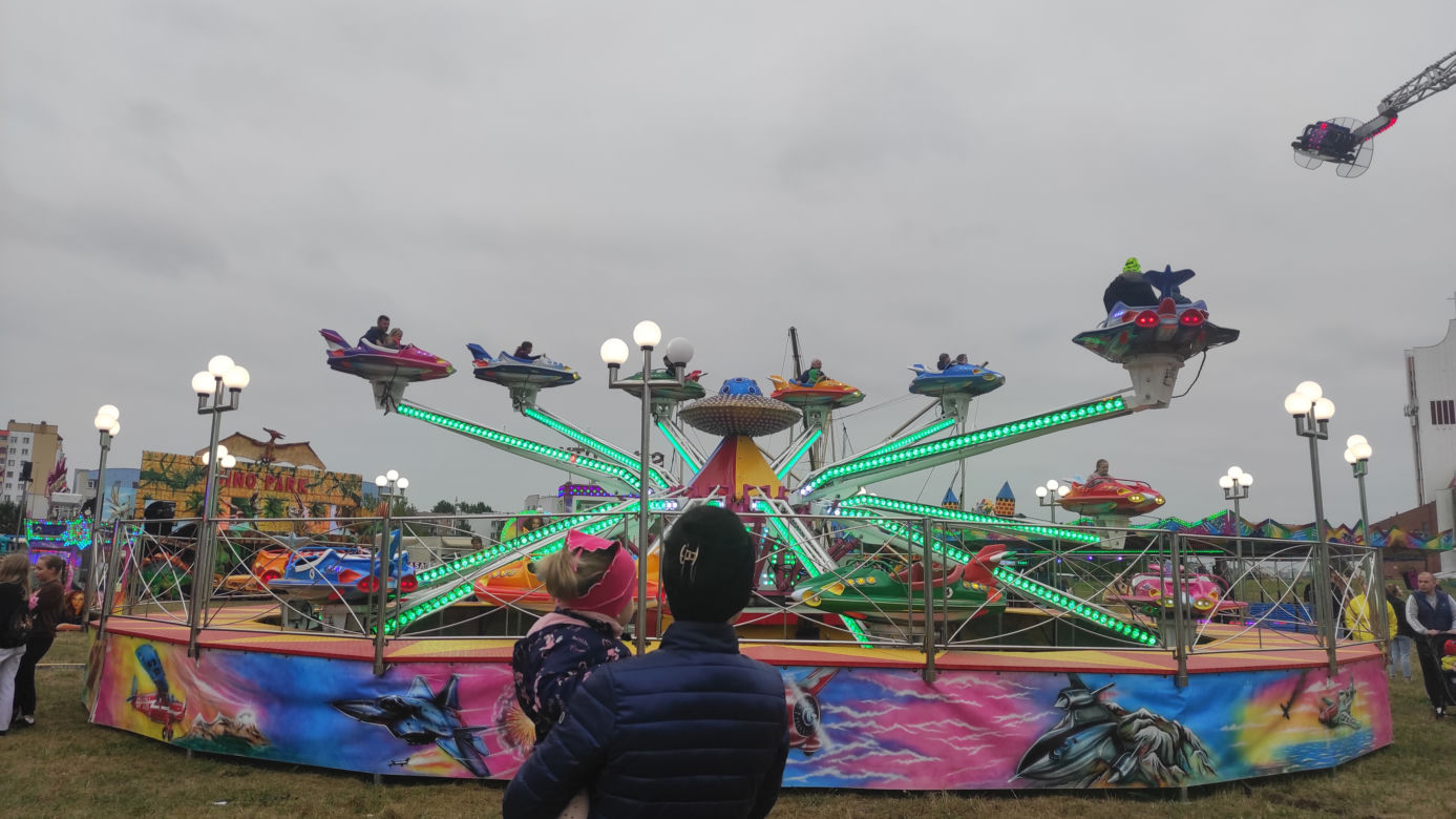 Białystok. Na osiedlu Zielone Wzgórza rozstawił się lunapark
