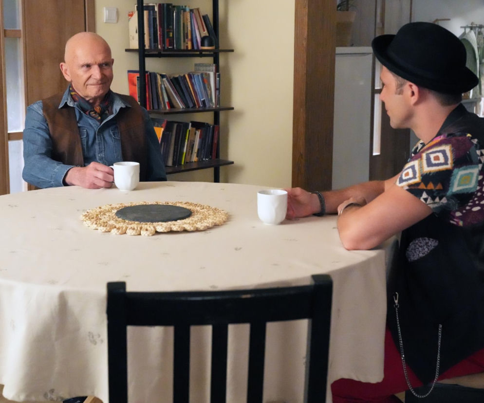 Tolek i Broda siedzą przy stole z kubkami w rękach. O ich wspólnym śledztwie przeczytasz na SE Superseriale.