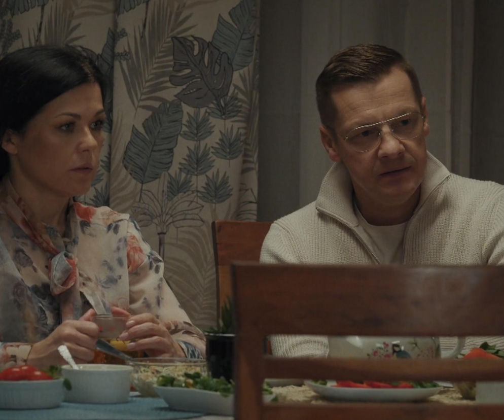 Katarzyna Cichopek (Kinga Zduńska) i Marcin Mroczek (Piotrek Zduński) siedzą przy stole, zaniepokojeni problemami syna Miśka z uzależnieniem od komputera, co jest tematem nowego odcinka M jak miłość. Tę i inne informacje o serialach znajdziesz na stronie Super Seriale.