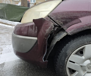 Znany aktor świadkiem kraksy w al. Niepodległości. BMW roztrzaskało zaparkowane auta