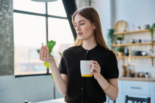 Jak podnieść poziom witaminy D w miesiącach zimowych? Większość Polaków robi to źle