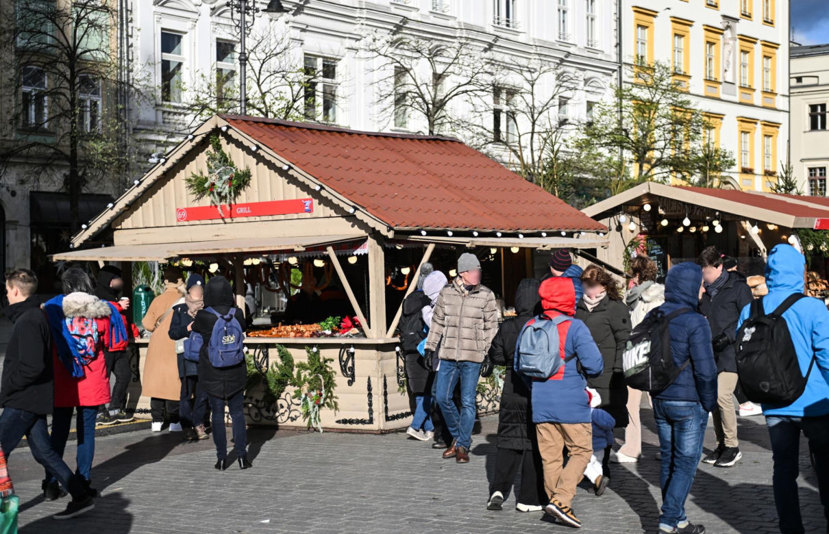 Tłumy na jarmarku bożonarodzeniowym w Krakowie