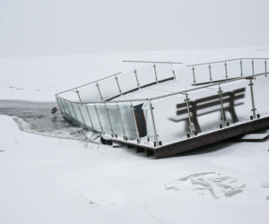 Promenada w Trzebieży zniszczona przez lód