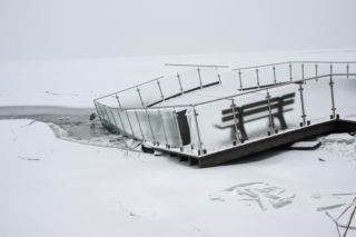 Promenada w Trzebieży zniszczona przez lód