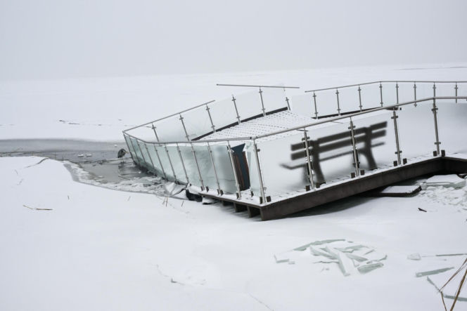 Promenada w Trzebieży zniszczona przez lód