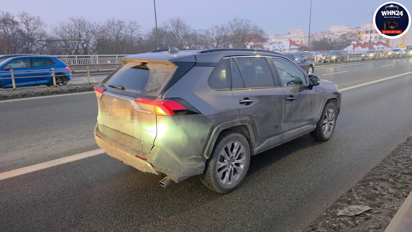 Wypadek na Trasie Łazienkowskiej. Autobus i trzy auta rozbite