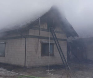 Rodzina z trojgiem dzieci straciła dach nad głową. Ogień strawił ich nowy dom