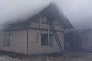 Rodzina z trojgiem dzieci straciła dach nad głową. Ogień strawił ich nowy dom