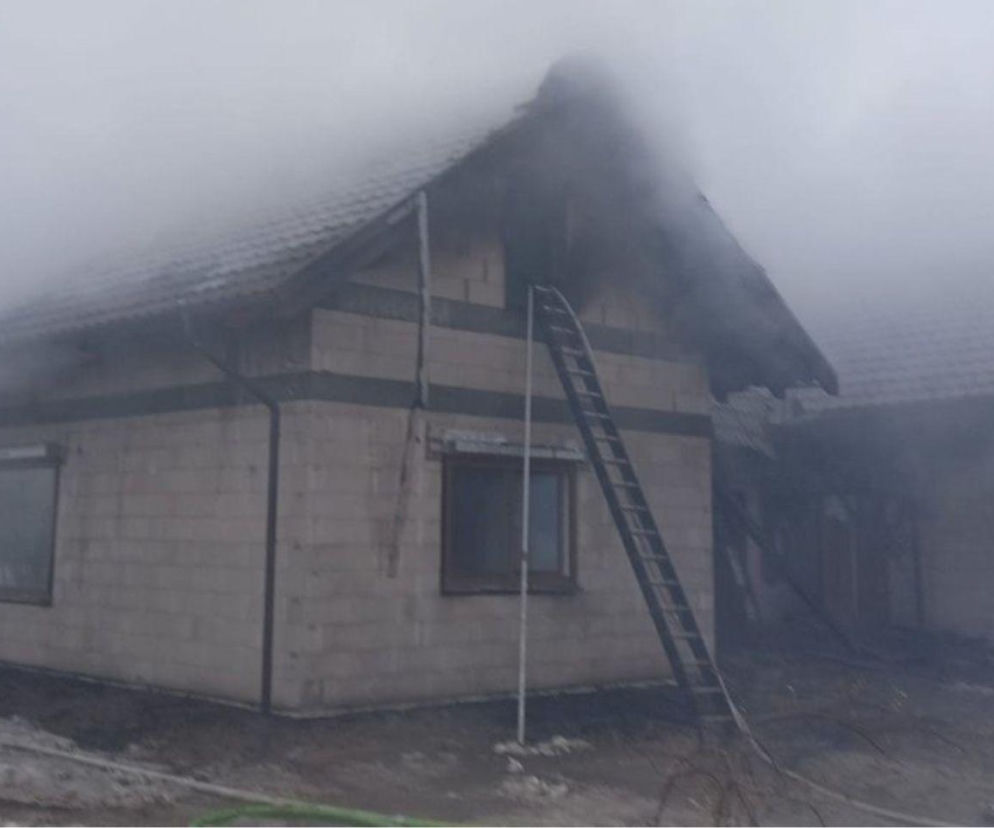 Rodzina z trojgiem dzieci straciła dach nad głową. Ogień strawił ich nowy dom