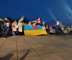 Manifestacja przeciwko wojnie na Ukrainie na placu Solidarności w Szczecinie