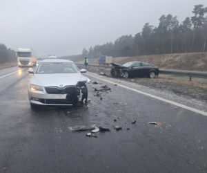 Gołoledź szaleje w Wielkopolsce! Tir wjechał w kwiaciarnię, setki kolizji na drogach