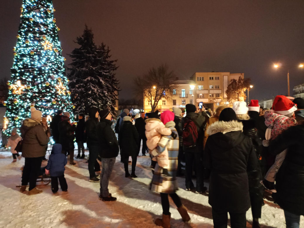 W rozświetleniu choinki miejskiej w Siedlcach wzięły udział setki mieszkańców