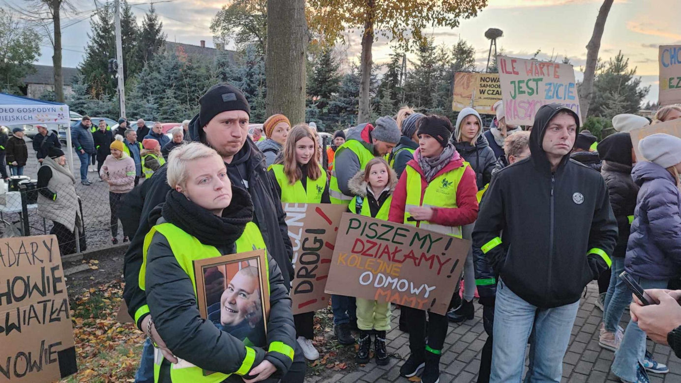 Protest na DK nr 80 po wypadku, w którym zginął 15-letni Kuba. Mieszkańcy zablokowali drogę