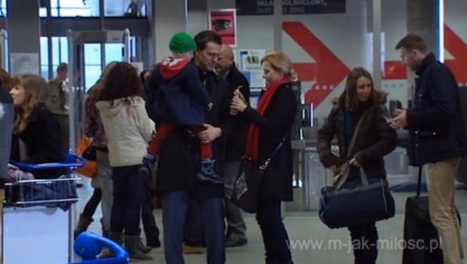 M  jak miłość odc. 999. Małgosia (Joanna Koroniewska), Michał Łagoda (Paweł Okraska), Wojtuś (Franek Korzeniewski)