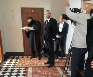 Grzegorz Braun w sądzie bez maseczki