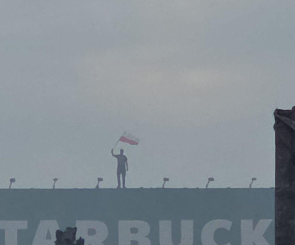 Stanął z biało-czerwoną flagą na dachu. Symboliczny kadr z Godziny W