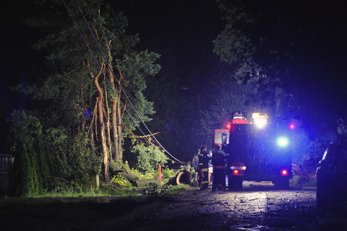 Nawałnice nad Polską. Zalane ulice, połamane drzewa i zerwane dachy