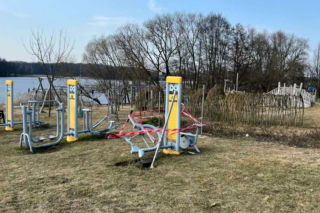 Nie zaciągnął ręcznego, auto stoczyło się i wjechało w siłownię