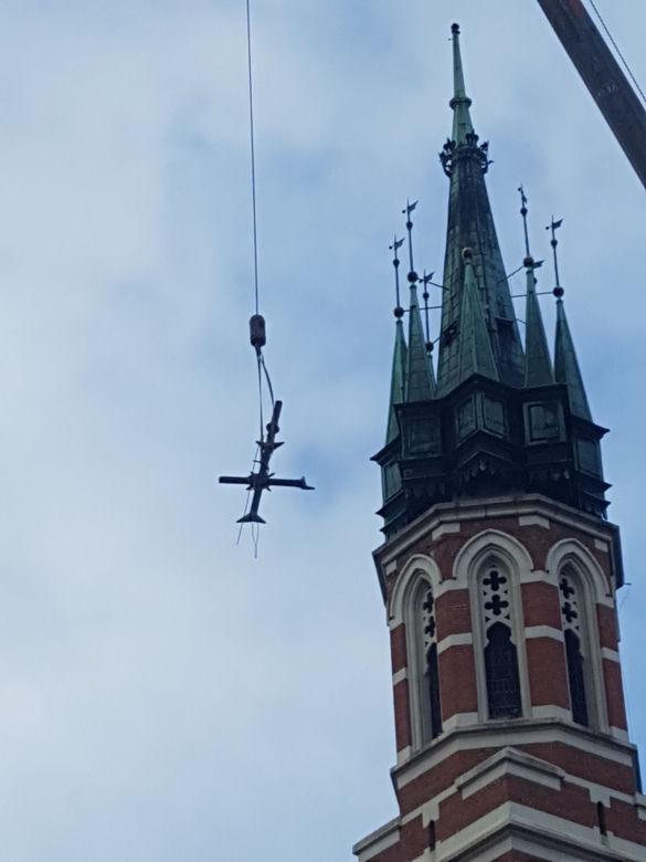 Akcja strażaków z rzeszowskiej Specjalistycznej Grupy Ratownictwa Wysokościowego na 62-metrowej wieży kościoła Salezjanów w Przemyślu