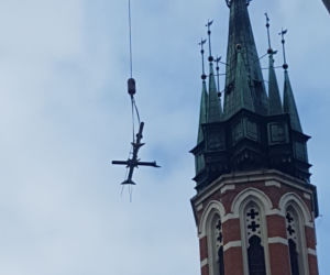Akcja strażaków z rzeszowskiej Specjalistycznej Grupy Ratownictwa Wysokościowego na 62-metrowej wieży kościoła Salezjanów w Przemyślu