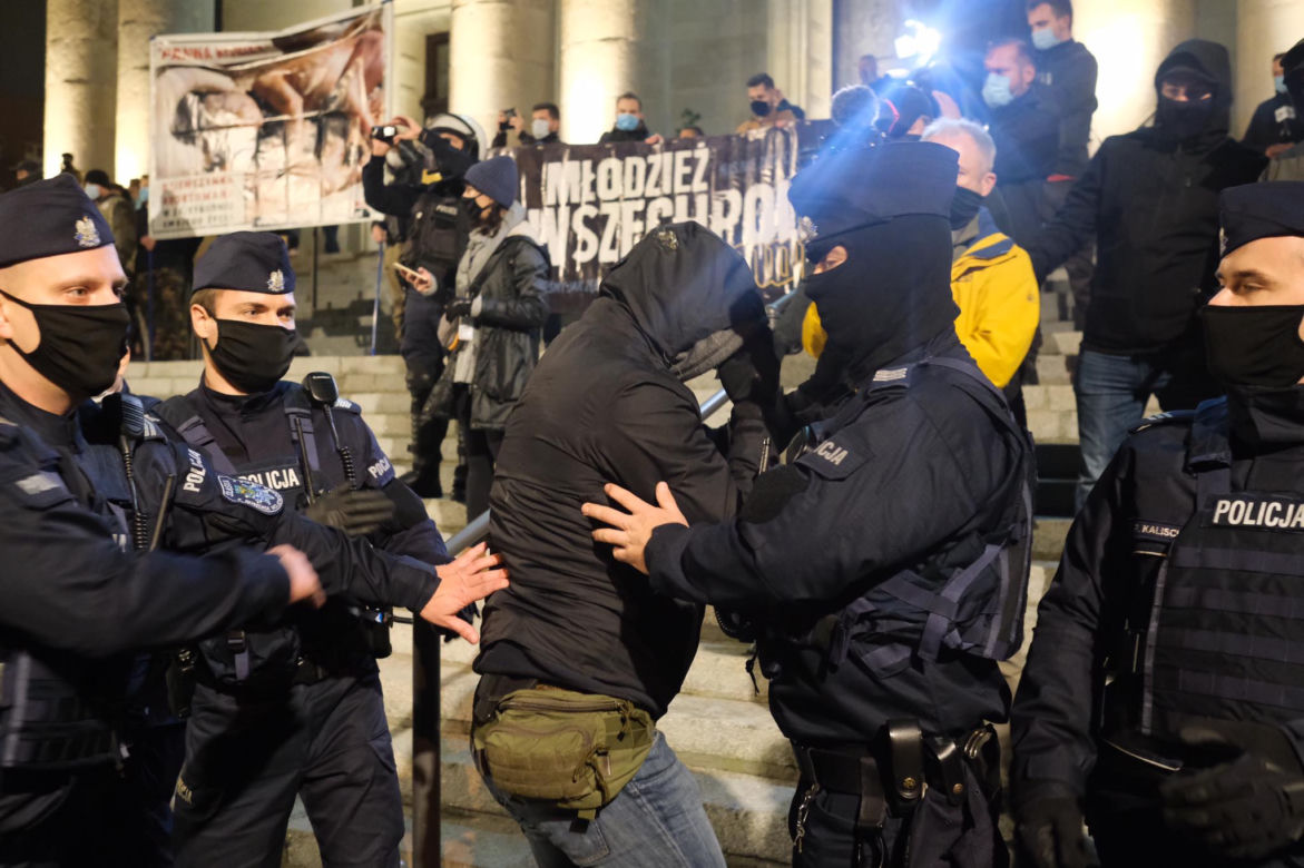 Strajk kobiet w Katowicach. Policja użyła gazu. Są zatrzymania [ZDJĘCIA]