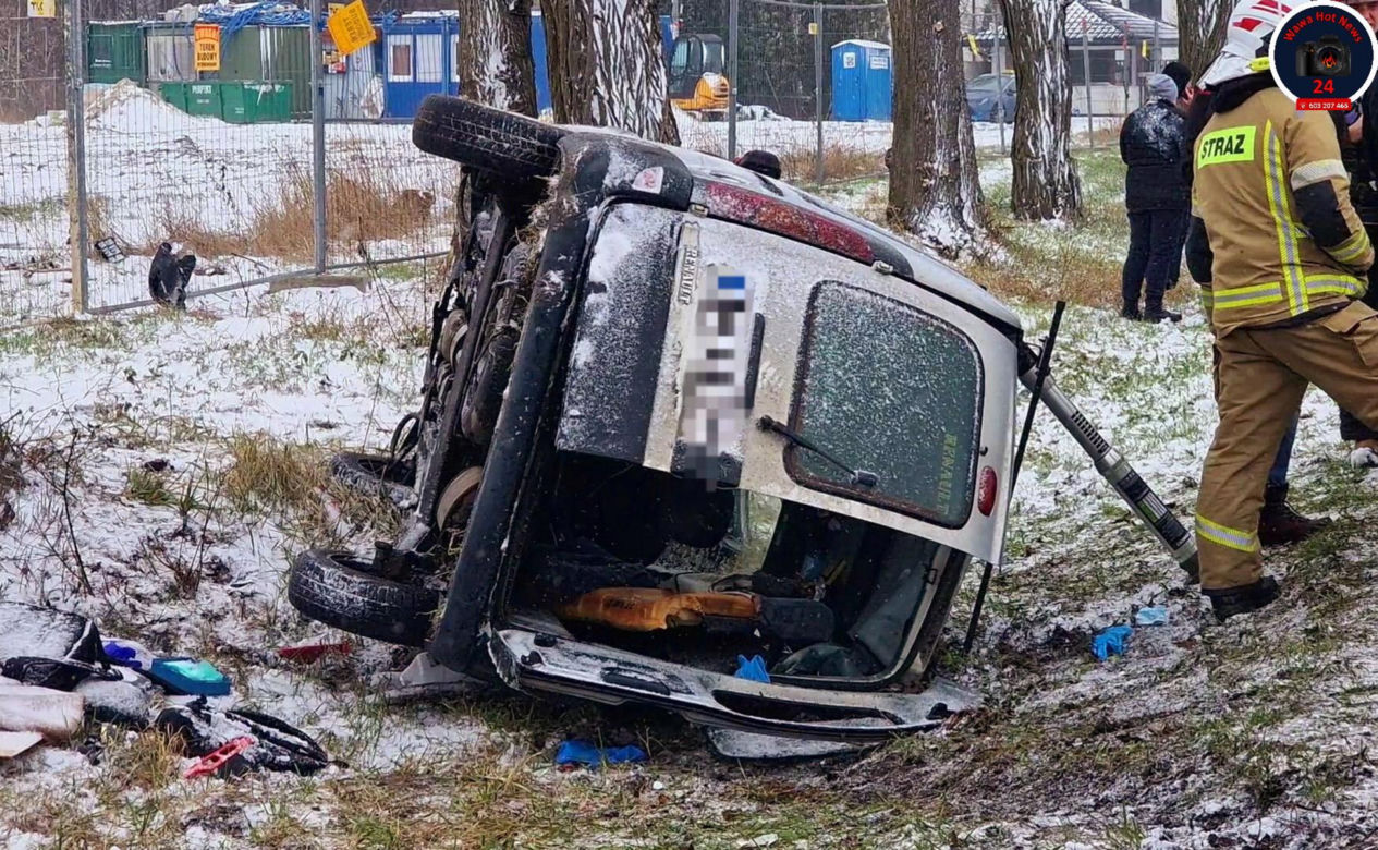 Makabryczny wypadek pod Warszawą. Osobówka dachowała na łuku drogi. Jedna osoba ranna