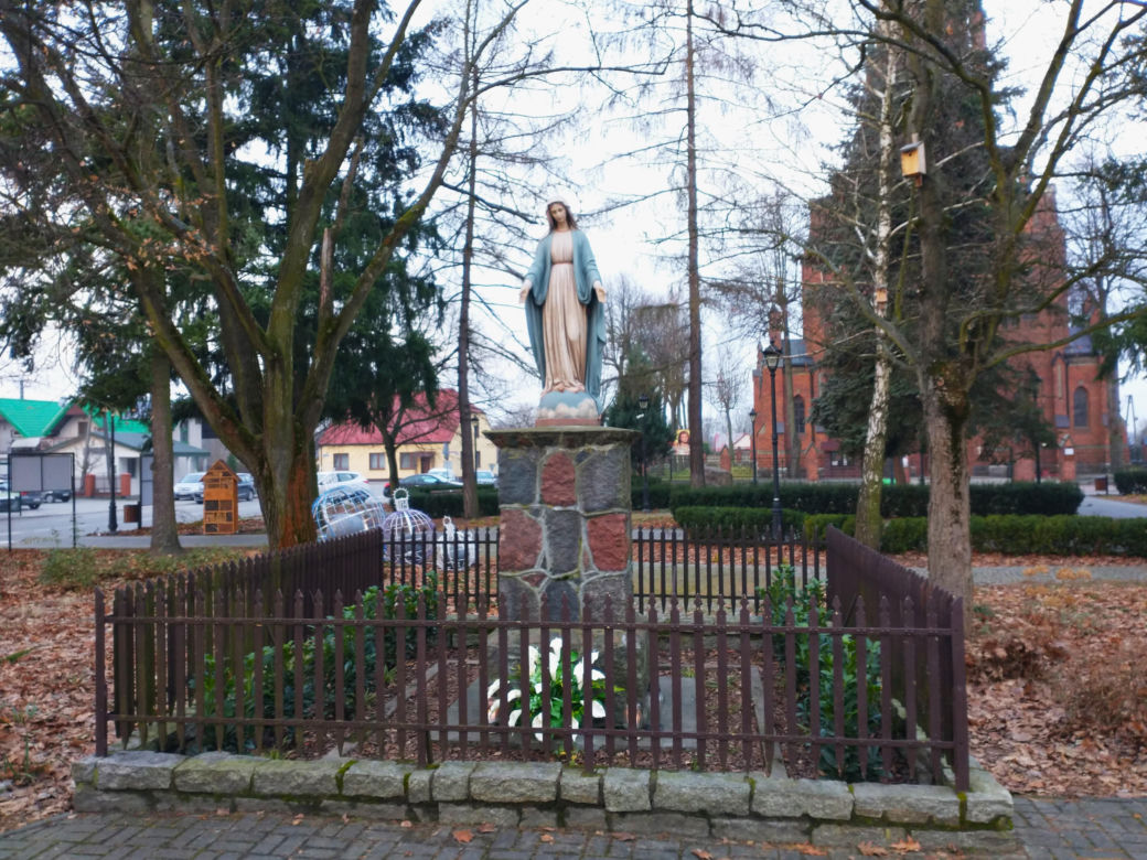To najpiękniejsze miasteczko województwa łódzkiego. Leży nad jedną z najdłuższych rzek w Polsce