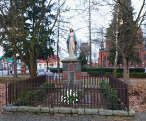 To najpiękniejsze miasteczko województwa łódzkiego. Leży nad jedną z najdłuższych rzek w Polsce