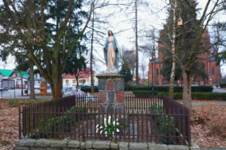 To najpiękniejsze miasteczko województwa łódzkiego. Leży nad jedną z najdłuższych rzek w Polsce