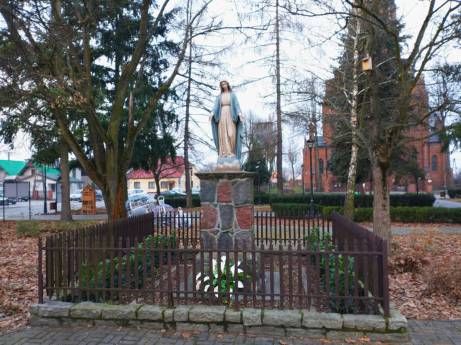 To najpiękniejsze miasteczko województwa łódzkiego. Leży nad jedną z najdłuższych rzek w Polsce