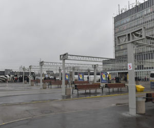 Pasażerowie mokną na Dworcu Zachodnim