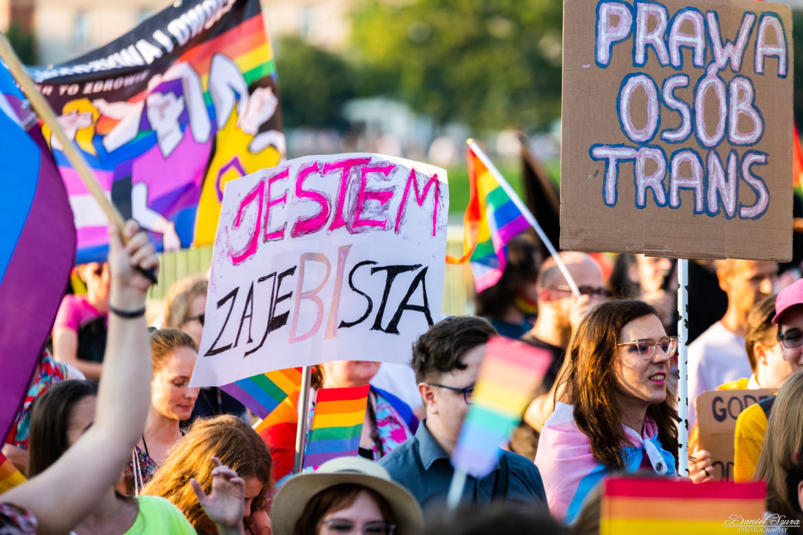 Marsz Równości w Krakowie - tłumy na wydarzeniu pod hasłem "Zaczerpnąć tchu".