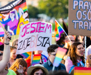 Marsz Równości w Krakowie - tłumy na wydarzeniu pod hasłem Zaczerpnąć tchu.