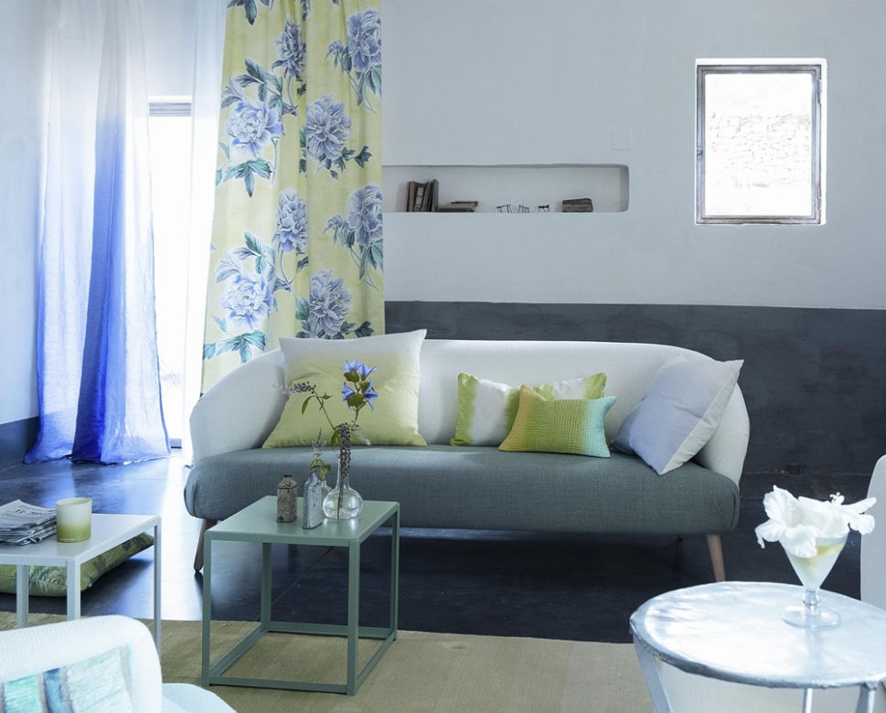Zgrabna sofa na nóżkach