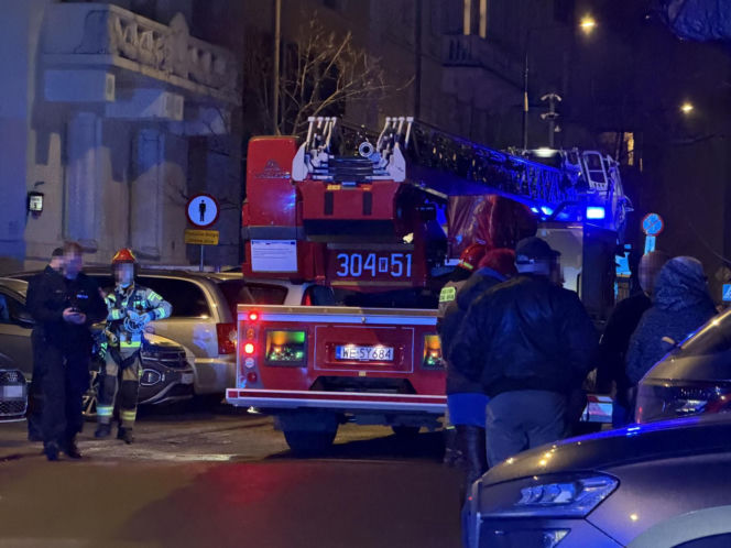 Warszawa. Bryła lodu rozstrzaskała szybę busa