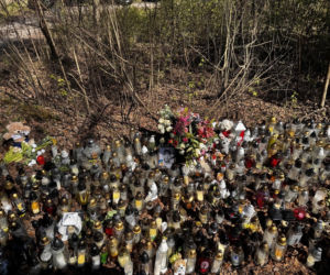 Morze zniczy w miejscu wypadku posła Łukasza Litewki