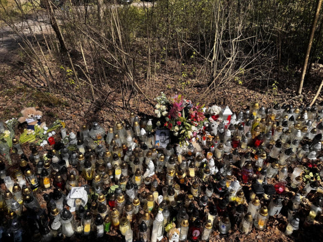 Morze zniczy w miejscu wypadku posła Łukasza Litewki