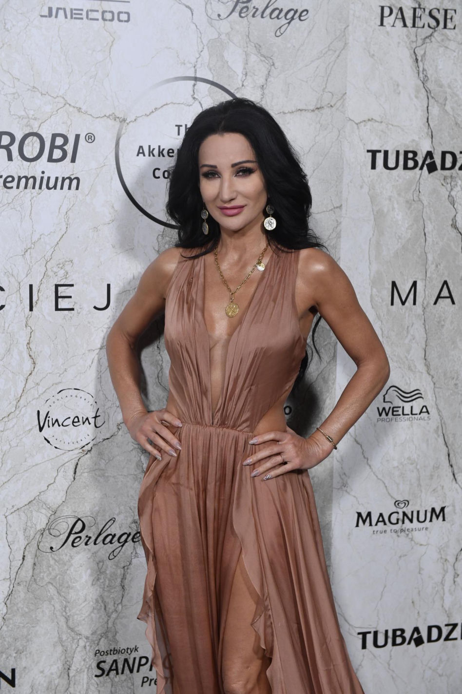 Szapołowska w czerni, Fijał z futrem w ręku i olśniewająca Steczkowska. Tłum gwiazd u Zienia