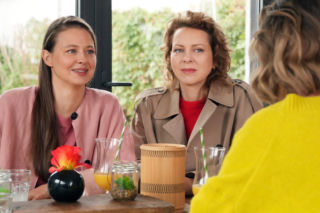 Barwy szczęścia, odc. 3320. Beata (Anita Jancia-Prokopowicz), Gabrysia (Marta Juras), Dorota Kujawiak (Karina Seweryn)