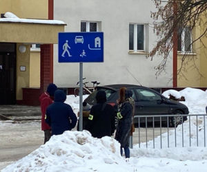 Próba porwania dziecka w Białymstoku. Rodzice są przerażeni. Ciemny samochód, mężczyzna w okularach