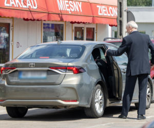 Poseł PiS przejechał 10 km po karmę dla kota