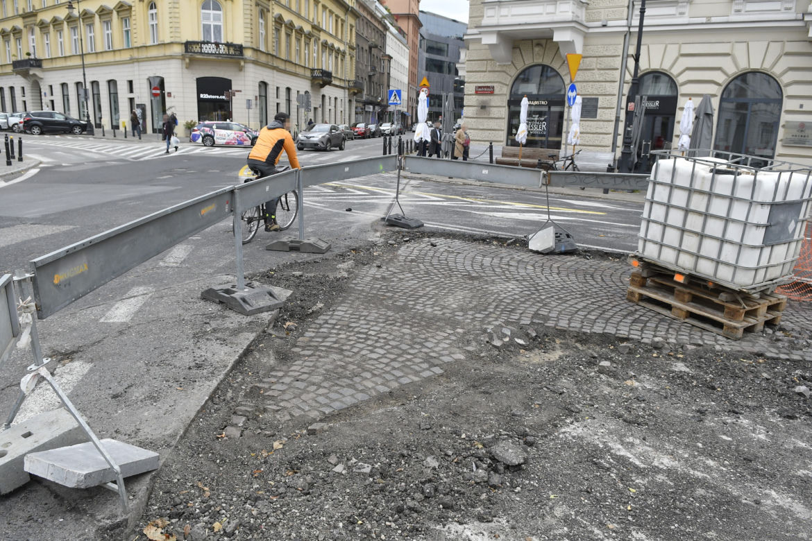 Zaasfaltują Plac Trzech Krzyży żeby go za kilka lat znów rozkopać 