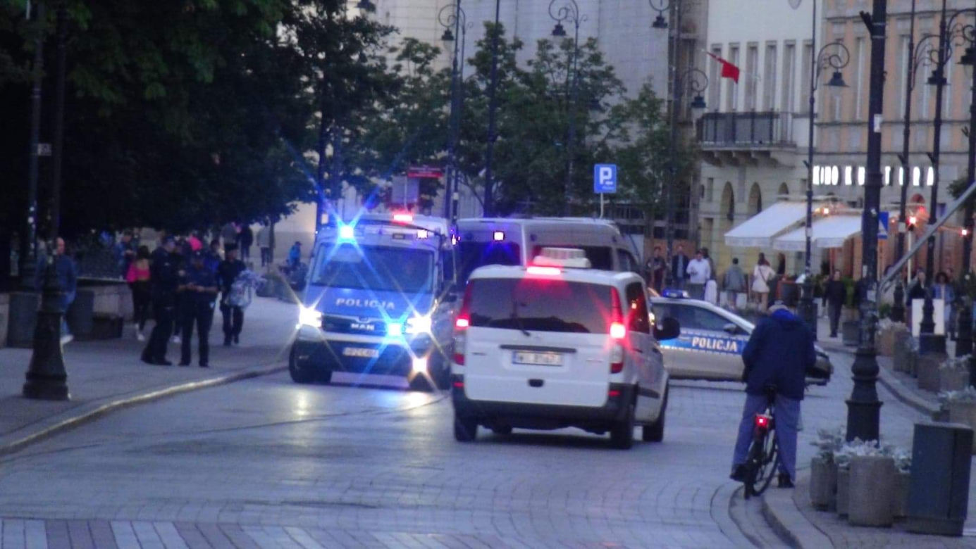 Wielka ewakuacja na Krakowskim Przedmieściu. Mężczyzna położył pocisk na trakcie