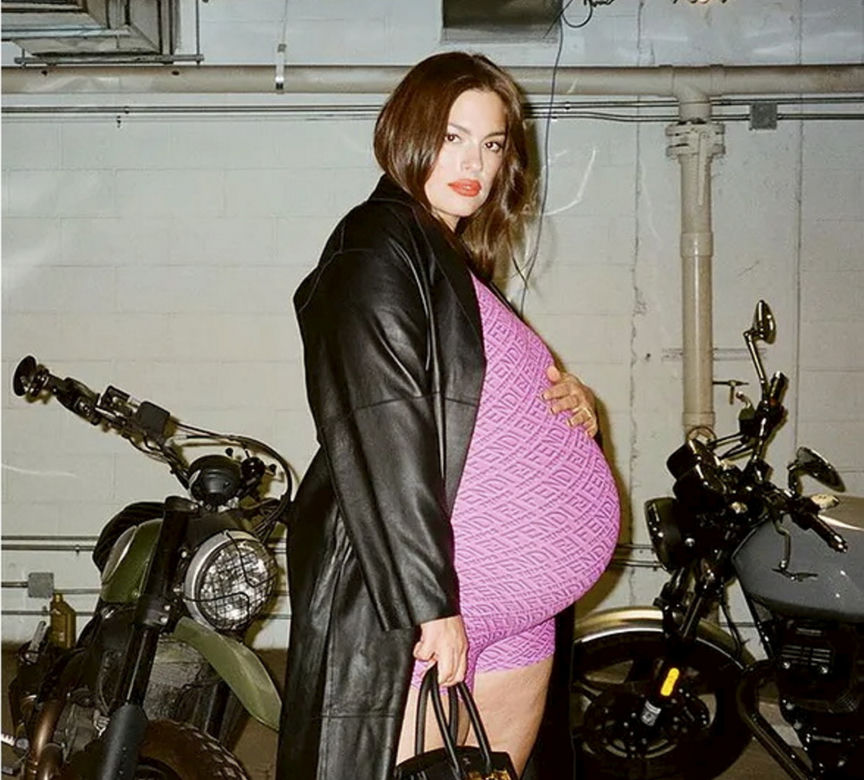 Piękna Ashley Graham pozuje nago. Z dumą prezentuje rozstępy